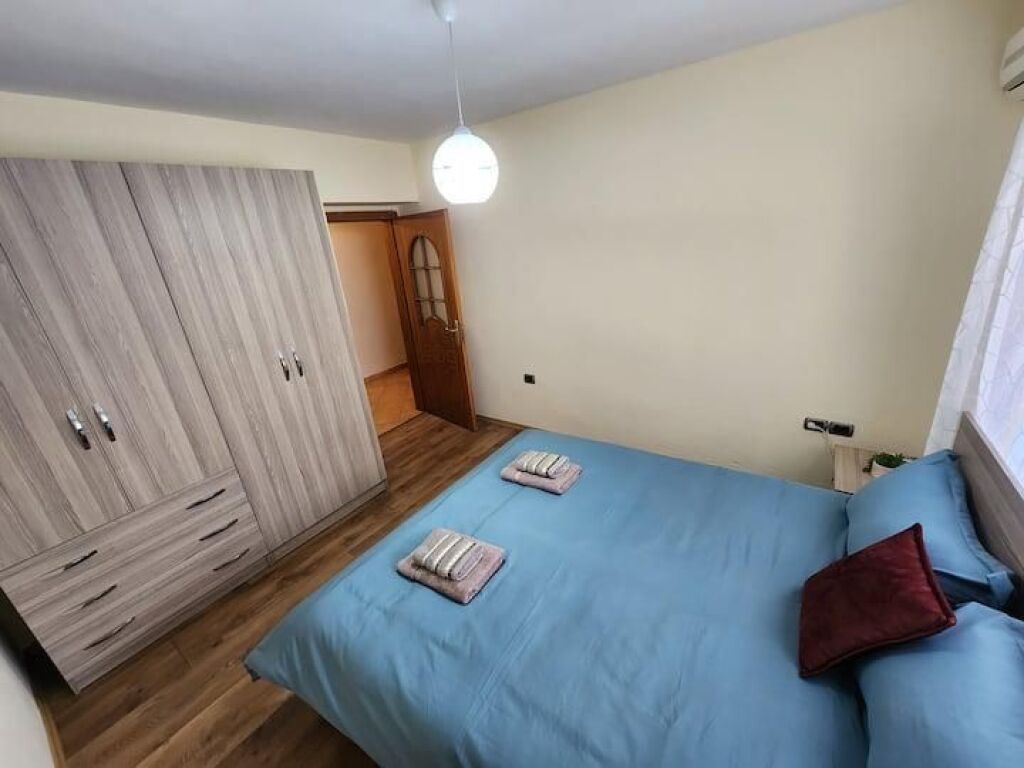 🏢A pochi minuti dalla Scuola Superiore “Partizani, si affitta appartamento 1+1 arredato. 45.000 Leke (non trattabile)
