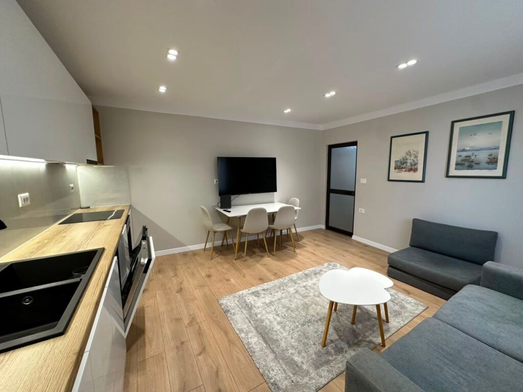 Apartament 1+1 per qira tek Shkolla e Kuqe.