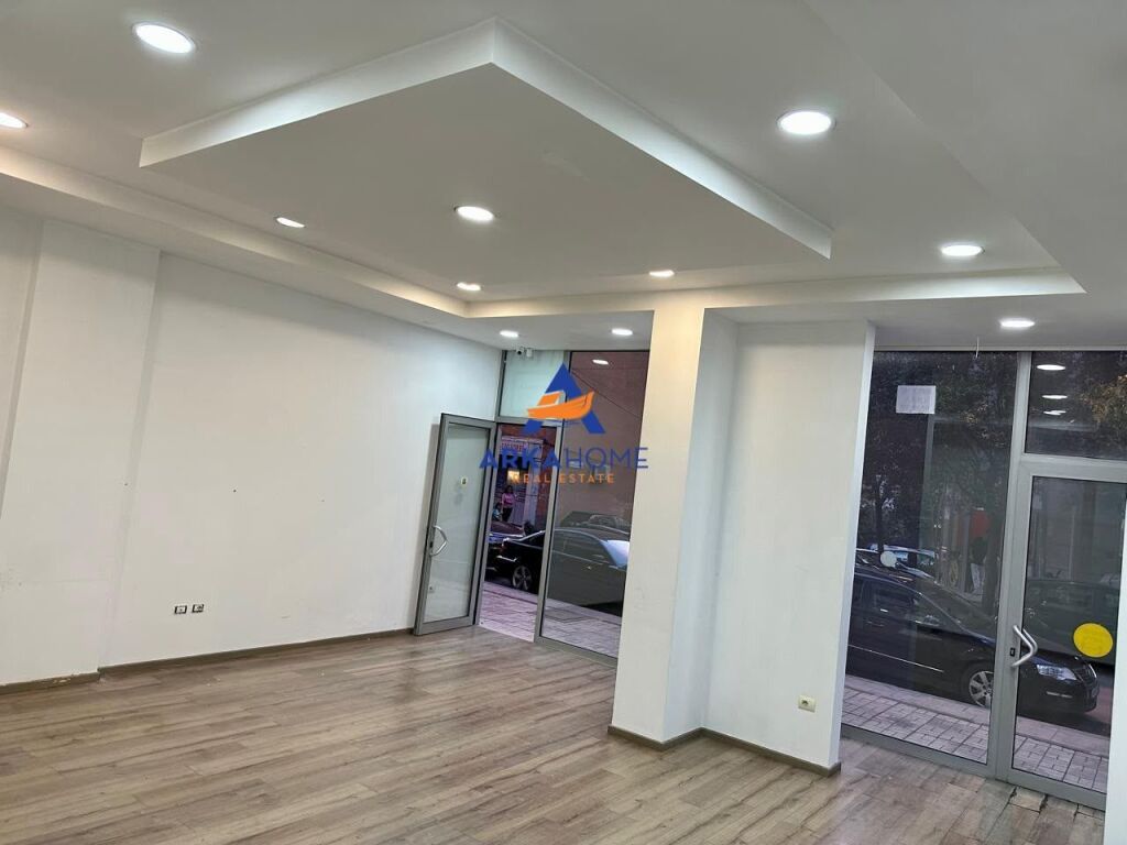 AFFITTASI NEGOZIO DI 70M2 "VICINO ALLA PROCURA, POSIZIONE: VIA HAXHI HYSEN DALLIU" 120.000 LEKE