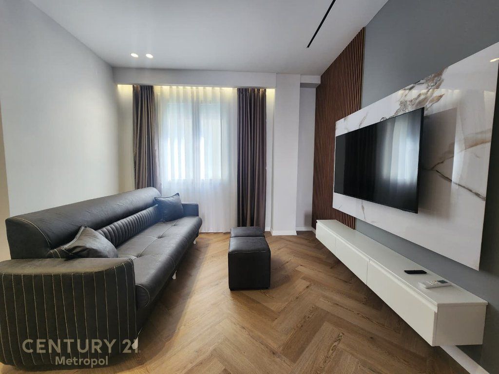 JEPET ME QERA APARTAMENT 2+1+POST PARKIMI,YRSHEK (KLINIKA UZLLOVA)
