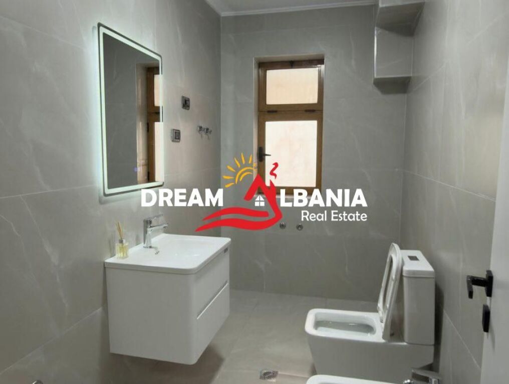 Appartamento 2+1 con posto auto in affitto vicino al Tribunale Distrettuale di Tirana (ID 5229001)
