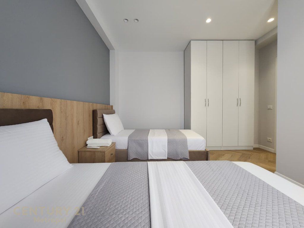 JEPET ME QERA APARTAMENT 2+1+POST PARKIMI,YRSHEK (KLINIKA UZLLOVA)
