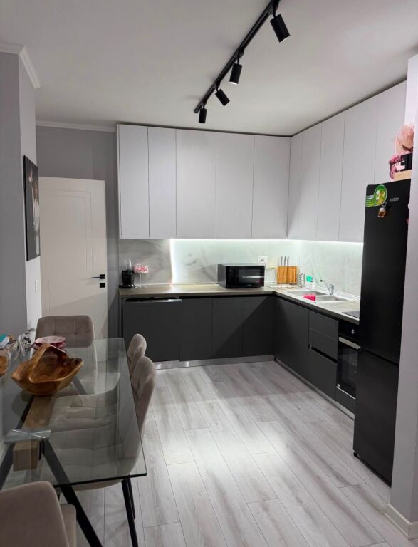 🏡 Apartament 1+1 në shitje – Liqeni i Thatë, Rruga Peti 📍