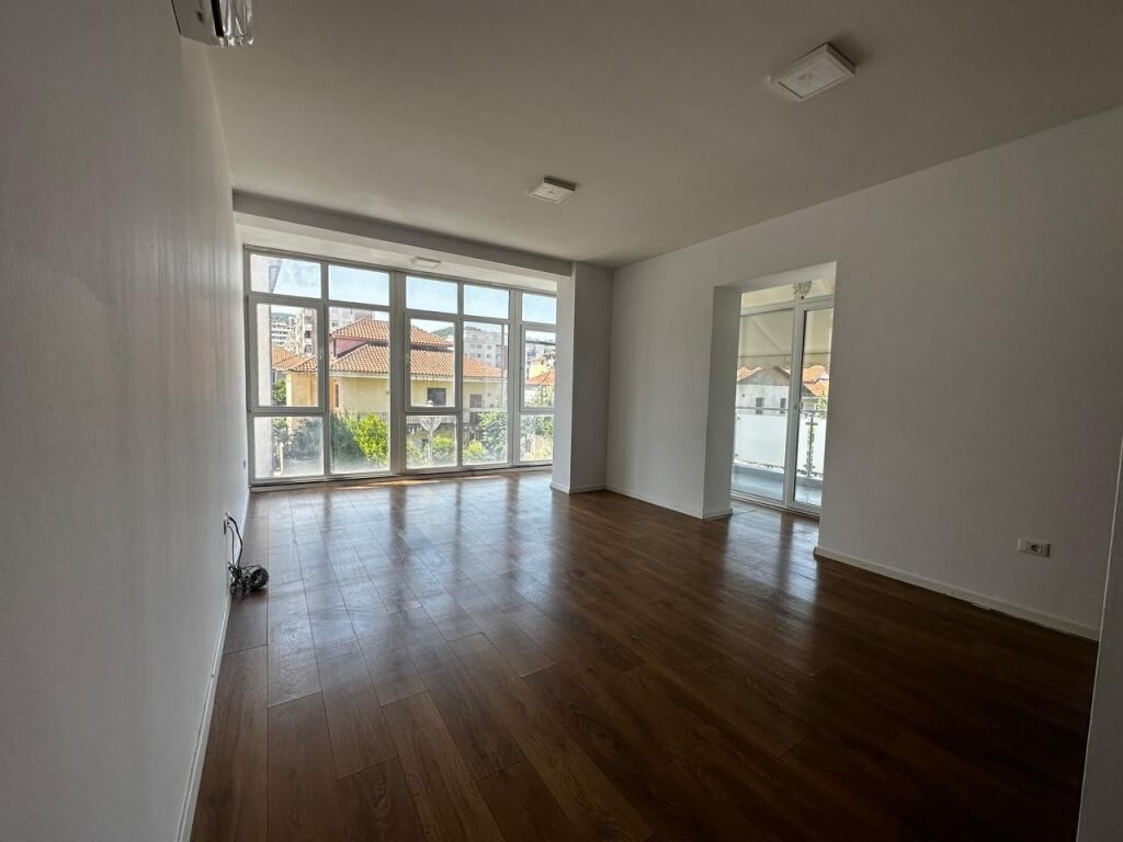 Office for rent – Kika 2, Komuna e Parisit!
