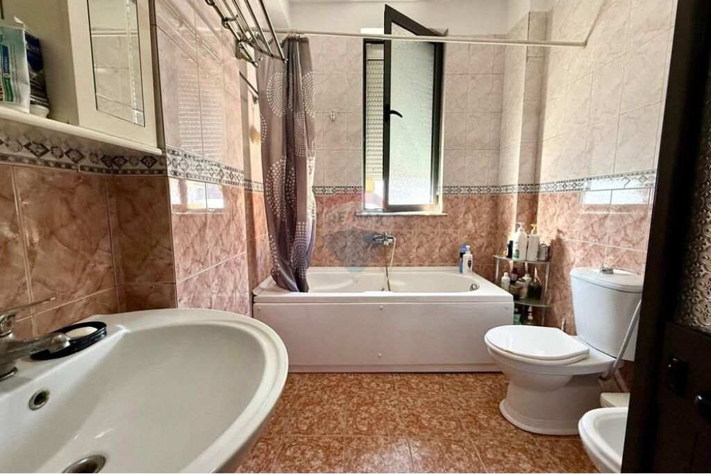Apartament 2+1, totalisht i mobiluar tek Ali Demi!