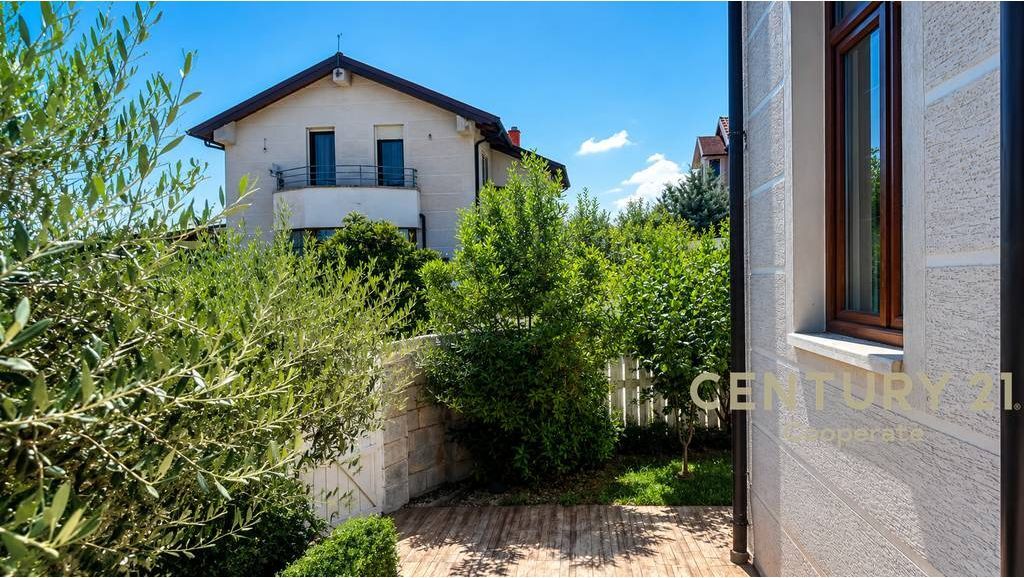 🏡 Vilë 2-katëshe me pishinë për shitje në Vishnje!
