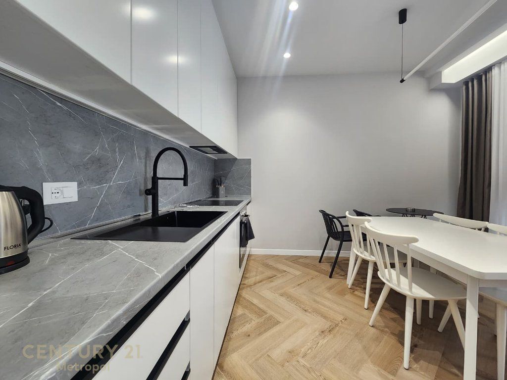 JEPET ME QERA APARTAMENT 2+1+POST PARKIMI,YRSHEK (KLINIKA UZLLOVA)

