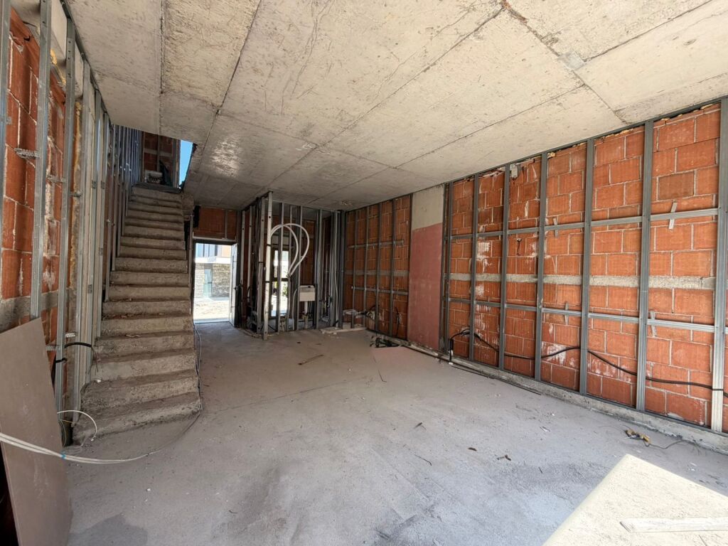 Shitet Triplex Prane Liqenit te Farkes! Mundesi Kreditimi