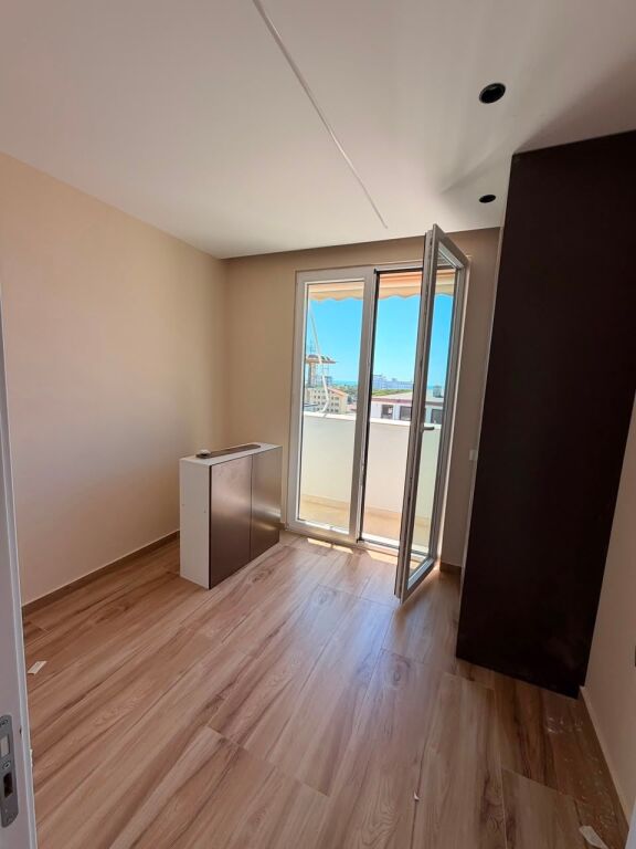 SHITET APARTAMENT 1+1 ME PAMJE NGA DETI GOLEM
