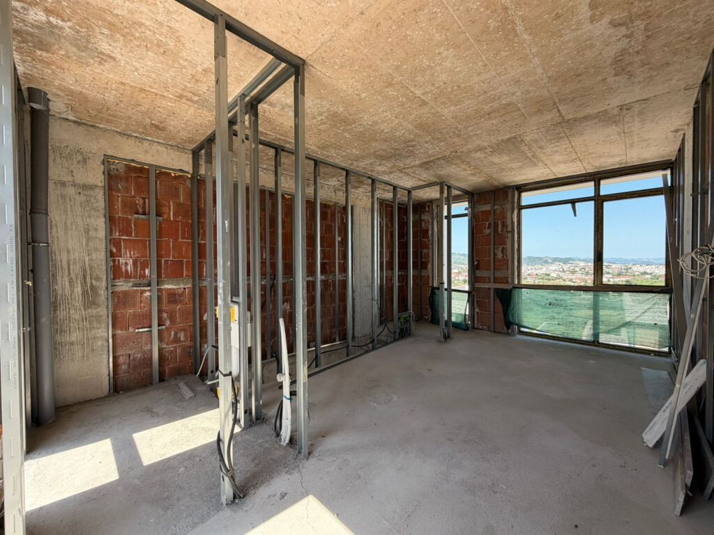 Shitet Triplex Prane Liqenit te Farkes! Mundesi Kreditimi