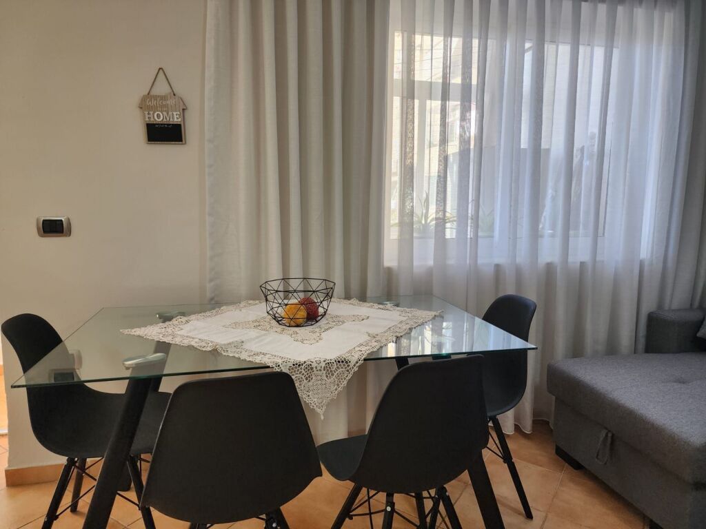 🏢A pochi minuti dalla Scuola Superiore “Partizani, si affitta appartamento 1+1 arredato. 45.000 Leke (non trattabile)