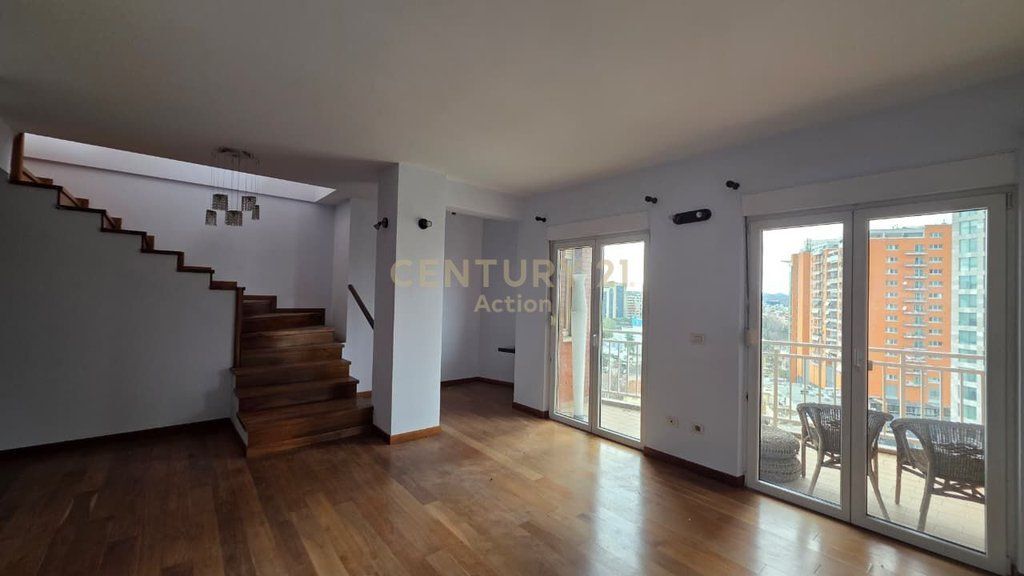 SUPER DUPLEX 326 M2 IN AFFITTO IN VIA ELBASAN!