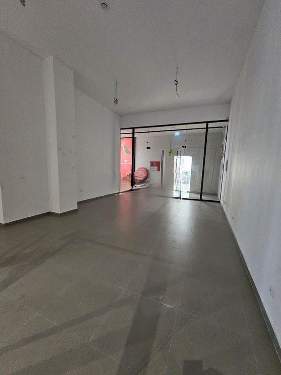 Jepet me qera ambjent biznesi në "Garden Building" një nga zonat më të zhvilluara dhe moderne të Tiranës.