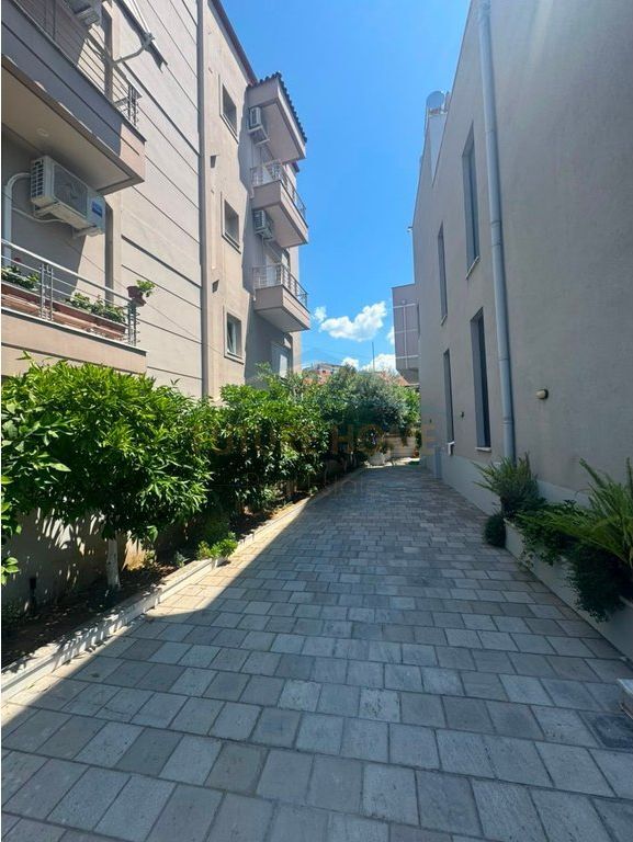Qera, Apartament 3+1+2 , Rruga Sadik Petrela, Tirane