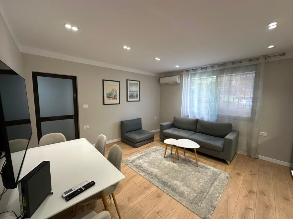 Apartament 1+1 per qira tek Shkolla e Kuqe.