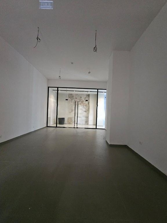 Jepet me qera ambjent biznesi në "Garden Building" një nga zonat më të zhvilluara dhe moderne të Tiranës.