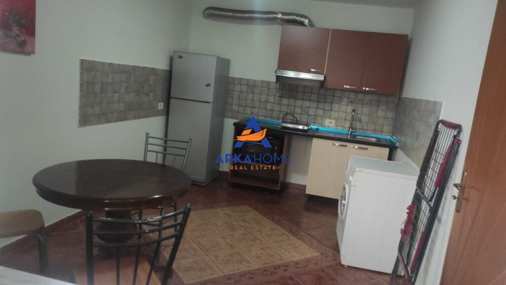SI AFFITTA IL SECONDO PIANO DI UNA VILLA 2+1+BALCONE "RRUGA E ELBASANIT" 550 EURO