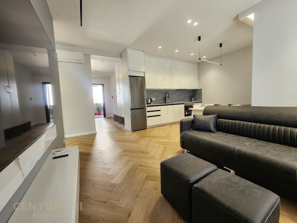 JEPET ME QERA APARTAMENT 2+1+POST PARKIMI,YRSHEK (KLINIKA UZLLOVA)
