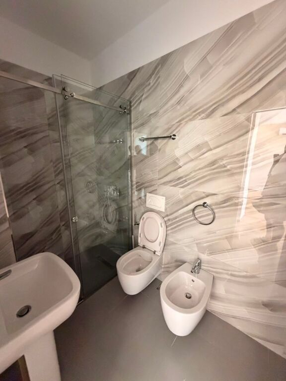 SHITET APARTAMENT 1+1 ME PAMJE NGA DETI GOLEM