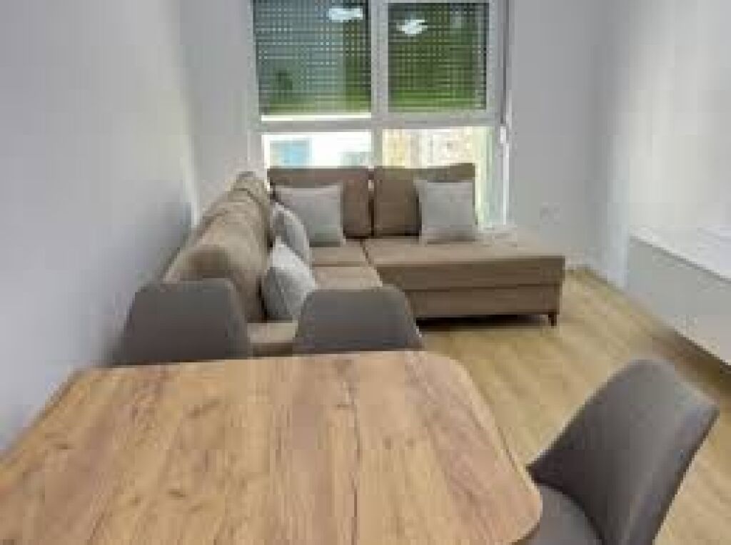 Looking for a girl to share rent