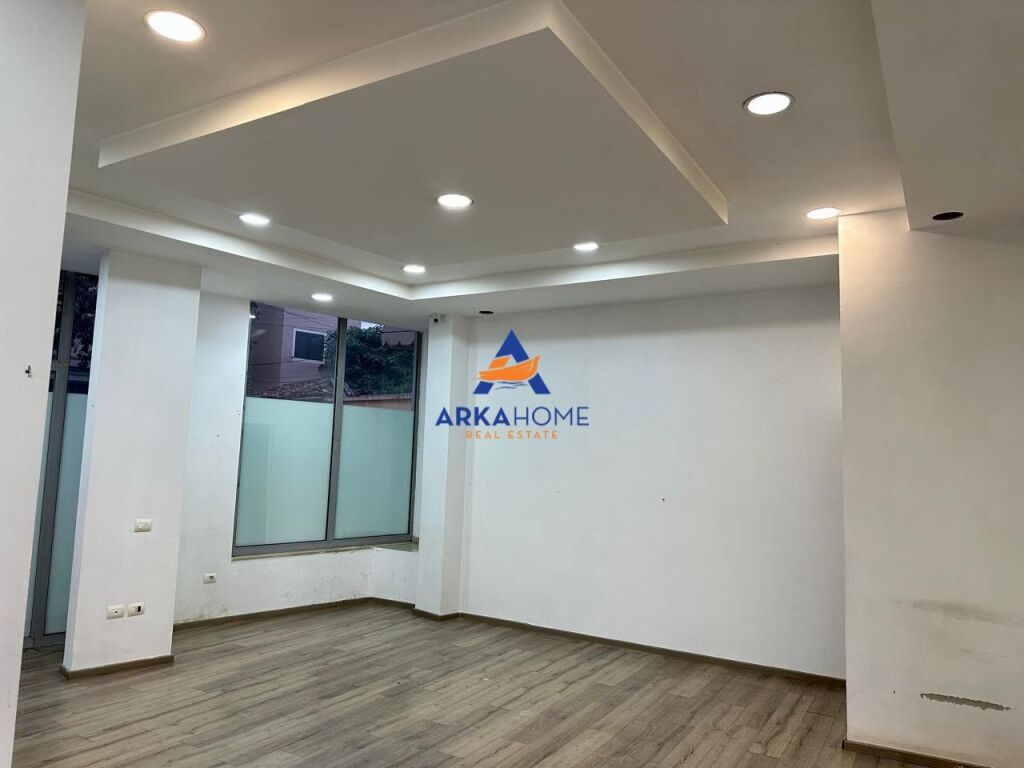 AFFITTASI NEGOZIO DI 70M2 "VICINO ALLA PROCURA, POSIZIONE: VIA HAXHI HYSEN DALLIU" 120.000 LEKE