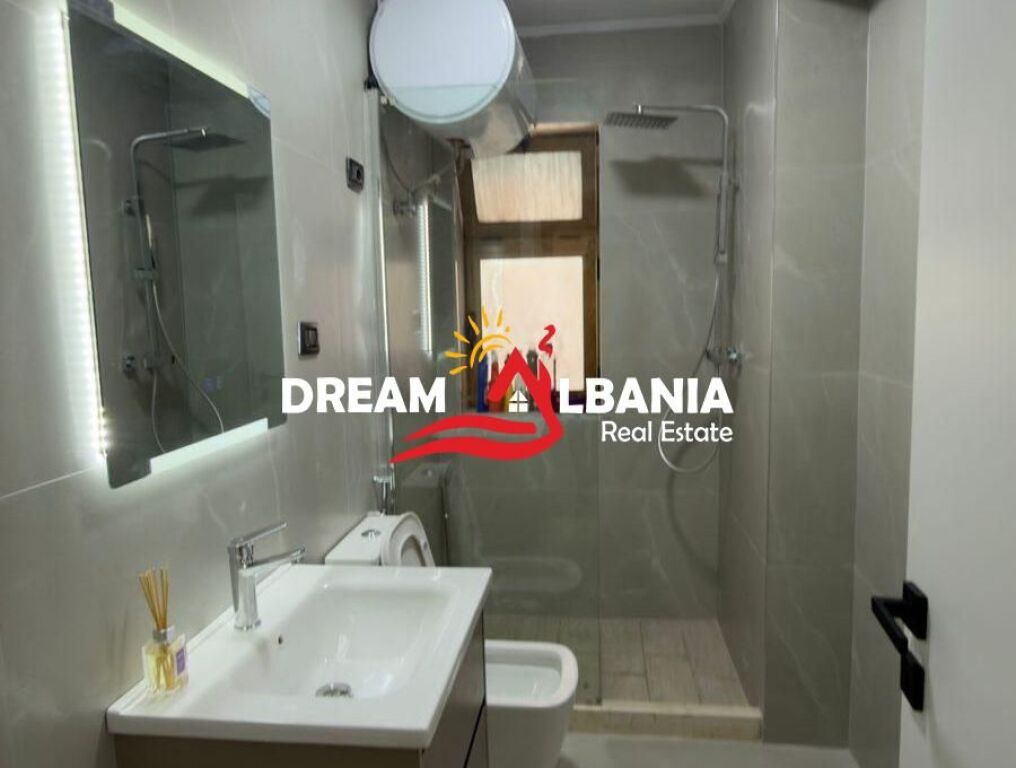 Appartamento 2+1 con posto auto in affitto vicino al Tribunale Distrettuale di Tirana (ID 5229001)
