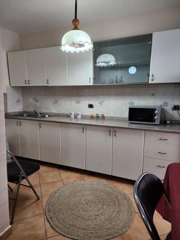 🏢A pochi minuti dalla Scuola Superiore “Partizani, si affitta appartamento 1+1 arredato. 45.000 Leke (non trattabile)