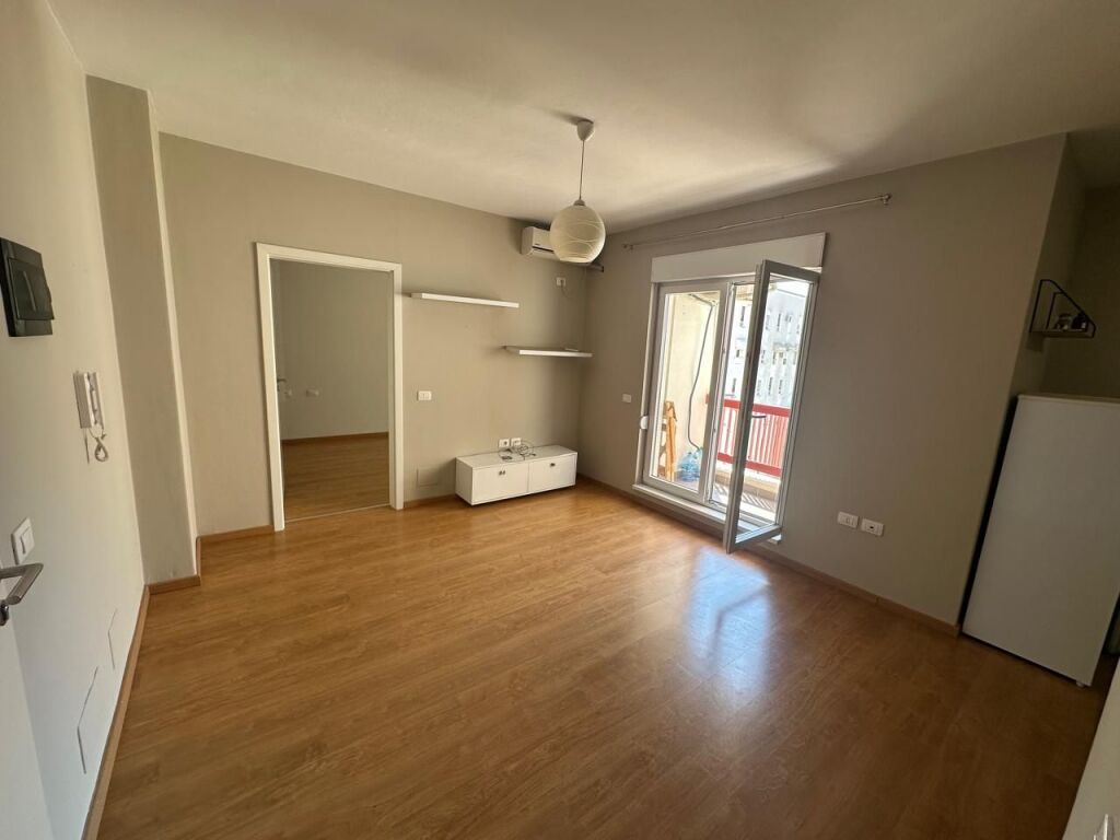 🏢Ne zonen e 21 Dhjetorit,jepet me qera apartament,1+1+post parkimi,proces mobilimi.: 65,000Leke - Widok 3