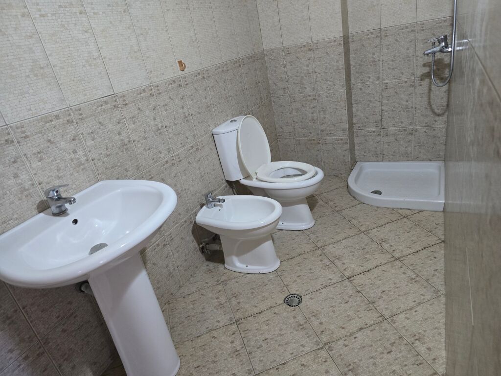 jepet me qera apartament 2+1+3 Ballkon, 2 banjo, Kati 3, 120 m², garazh me 2 poste parkimi, 800 € (Rruga Siri Kodra, pranë qendrës shëndetësore Nr.3)
