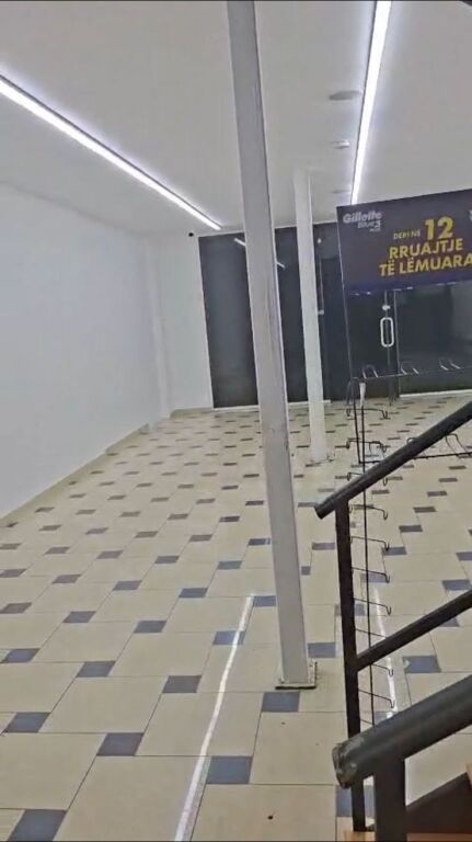 Myslym Shyr, Locale commerciale in affitto su 2 piani 135m2.