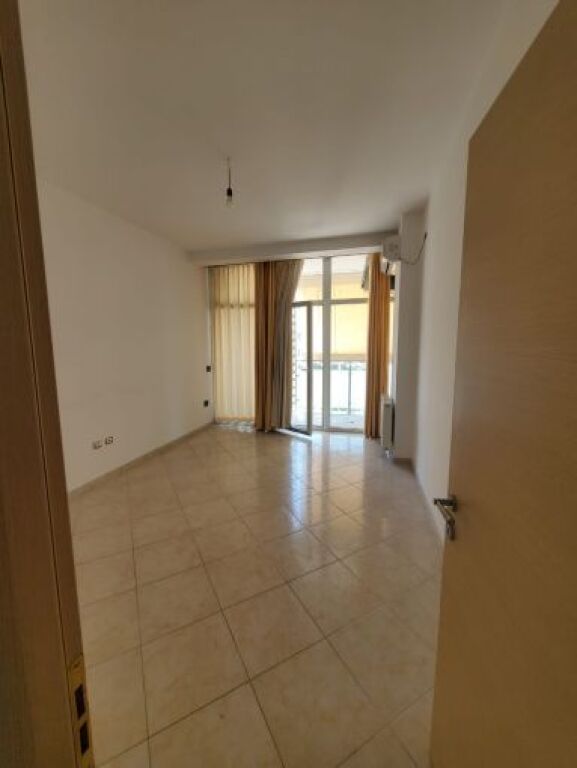 Jepet Apartament 2+1+2 Vetem per zyra me qira tek Kompleksi Kika 2 , Komuna e Parisit .