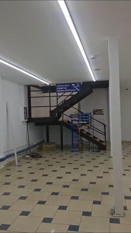 Myslym Shyr, Locale commerciale in affitto su 2 piani 135m2.