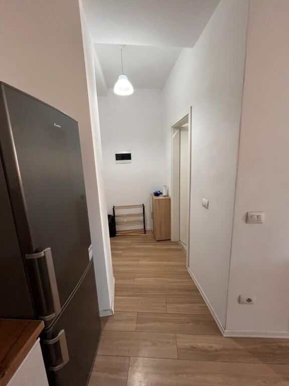 Jepet me Qira Apartament 1+1 tek Rezidenca Marga – Rruga Jordan Misja  Në Rezidencën Marga, në Rrugën Jordan Misja, jepet me qira një apartament 1+1, totalisht i mobiluar dhe gati për banim. Zona ofron akses të shpejtë me Bulevardin e Ri, qendrën e Tiranës dhe të gjitha shërbimet e nevojshme.  Organizimi: Sallon së bashku me ambientin e gatimit Ballkon me dalje nga salloni 1 dhomë gjumi 1 tualet  Apartamenti ofrohet totalisht i mobiluar, duke ofruar komoditet dhe funksionalitet për një jetesë të rehatshme.
