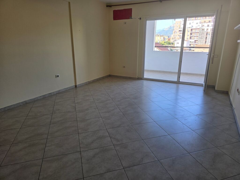 jepet me qera apartament 2+1+3 Ballkon, 2 banjo, Kati 3, 120 m², garazh me 2 poste parkimi, 800 € (Rruga Siri Kodra, pranë qendrës shëndetësore Nr.3)
