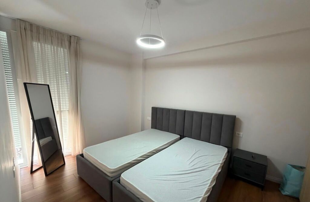 Rruga e Barrikadave, jepet me qera apartament 2+1 i sapo arreduar!