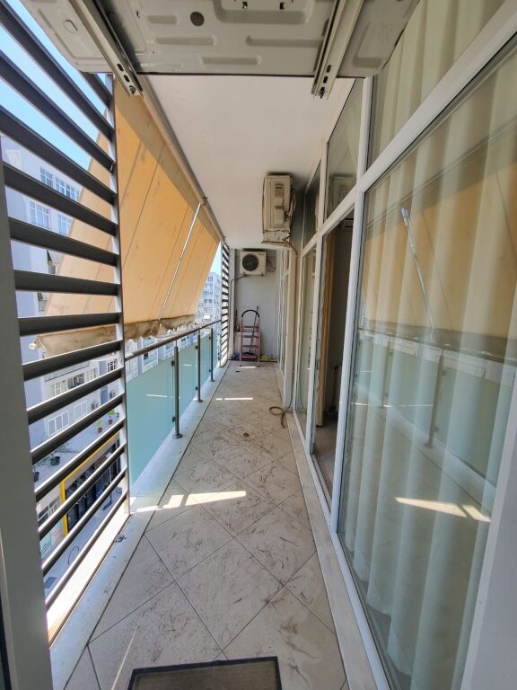 Apartament 2+1, Komuna Parisit!