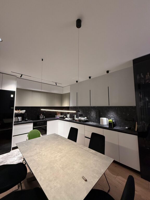 Shitet Apartament Luksoz 2+1 tek Fusha e Ali Demit, Tiranë