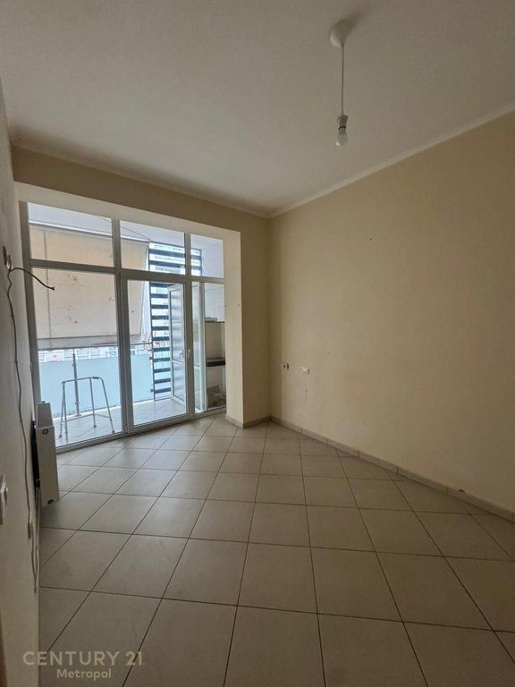 Shitet apartament 1+1 në kompleksin Kika 2