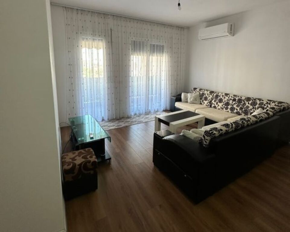 Jepet apartament 2+1 me qira ne Kompleksi Priam , Kamez , Institut .