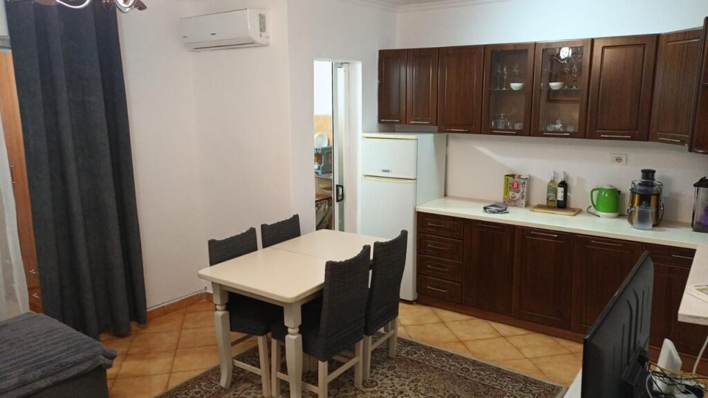 JEPET APARTAMENT ME QERA 1+1, ALI DEMI