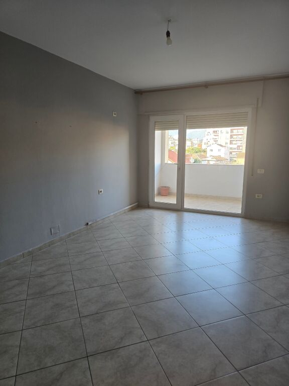 jepet me qera apartament 2+1+3 Ballkon, 2 banjo, Kati 3, 120 m², garazh me 2 poste parkimi, 800 € (Rruga Siri Kodra, pranë qendrës shëndetësore Nr.3)
