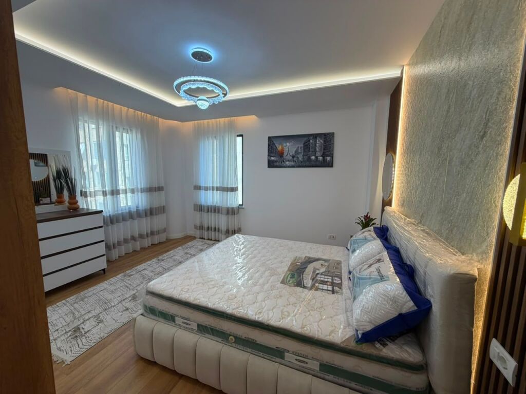🏡 Shitet apartament 2+1+2 me ballkon  📍 Pranë Pallatit me Shigjeta 💶 Çmimi: 238 milion lekë
