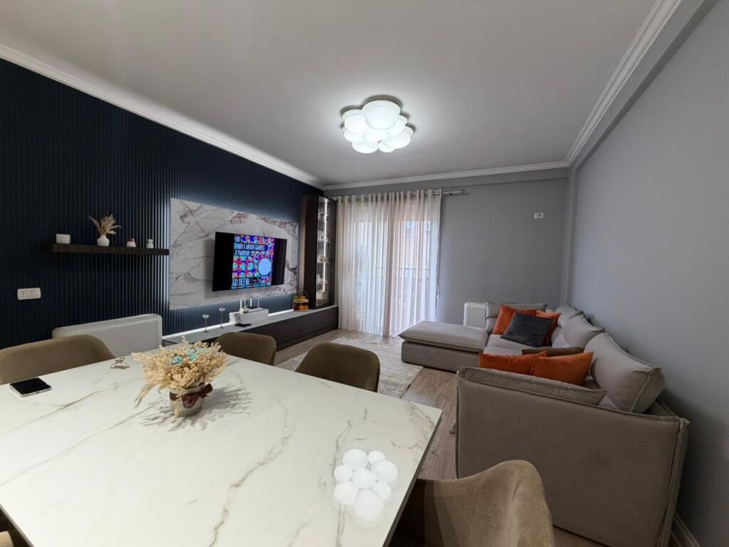 Jepet apartament 1+1+2 Poste Parkimi me qira tek Liqeni i Thate , Rruga Peti , prane Hotel Sokrati , Kopshti Botanik , Kopshti Zoologjik .