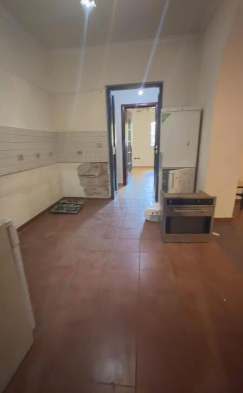 Appartamento 4+1+2+2 con balconi in vendita in Rruga e Kavajes, 21 Dhjetori.