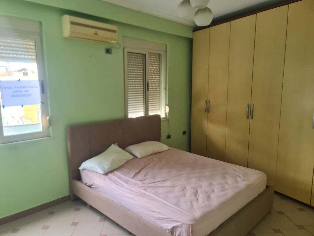 🏢Rruga e Durresit,prane Ish Ambasades Jugosllave,jepet me qera apartament 1+1,i mobiluar.60,000 Leke
