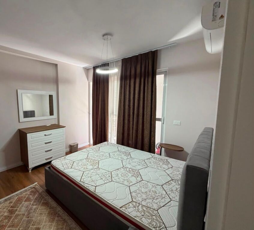 Rruga e Barrikadave, jepet me qera apartament 2+1 i sapo arreduar!