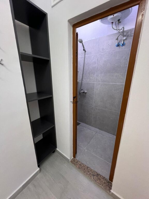 GARSONIEREN ME QERA 50 M2 ISH PARKU AUTOBUZEVE 40.000 LEKE FH-82426