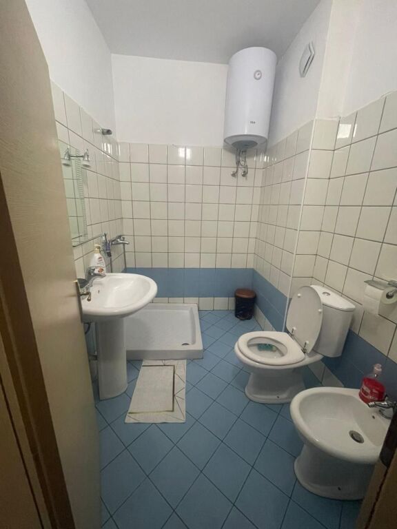 Apartament 1+1 për Shitje – Shkëmbi i Kavajës, pranë Coloseut