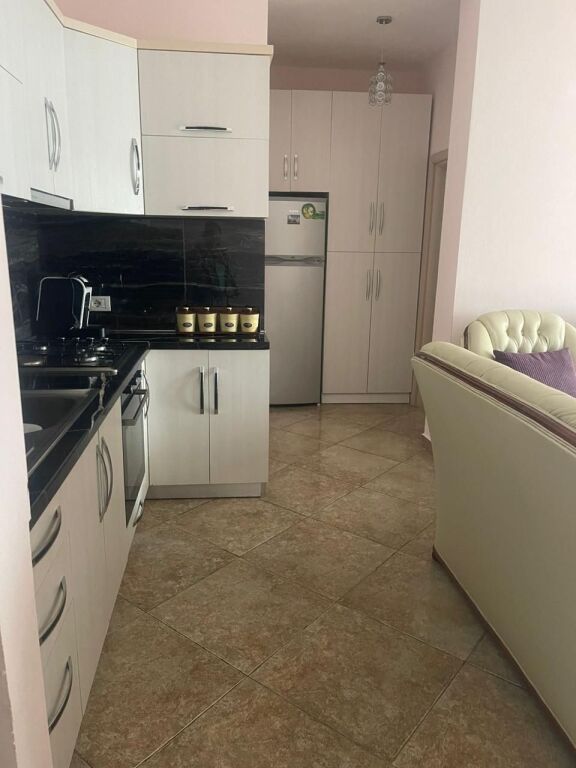 Apartament 1+1 për Shitje – Shkëmbi i Kavajës, pranë Coloseut