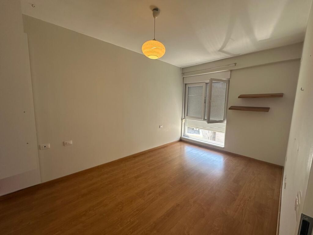 🏢Ne zonen e 21 Dhjetorit,jepet me qera apartament,1+1+post parkimi,proces mobilimi.: 65,000Leke - Widok 2